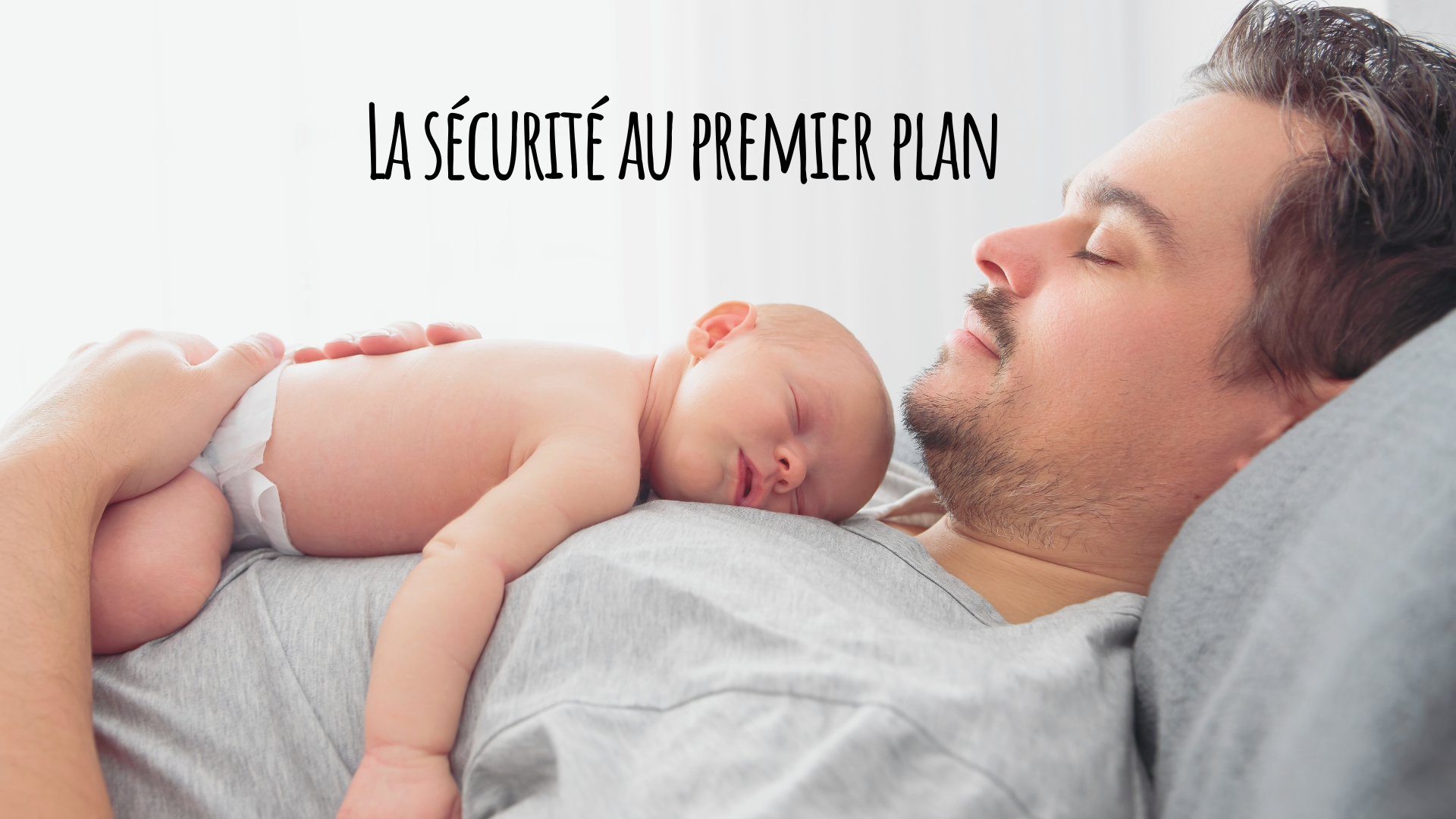 Dormir avec son enfant sur un canapé est très dangereux